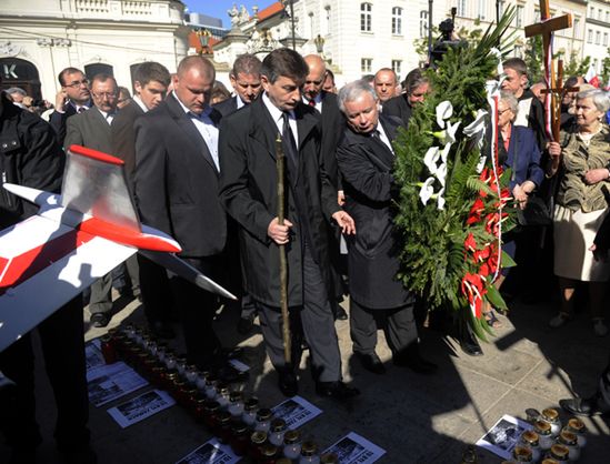 Krzyże, flagi i makieta Tu-154 przed Pałacem Prezydenckim