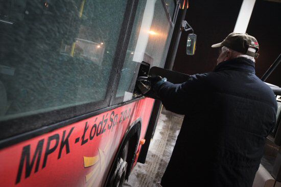 Tłuczkiem zaatakował ludzi w autobusie, ile mu grozi?