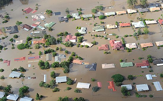 Dotknięty powodzią stan Queensland nawiedzają cyklony