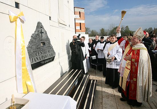 Ma tam być ampułka krwi Jana Pawła II - "pomóżcie"