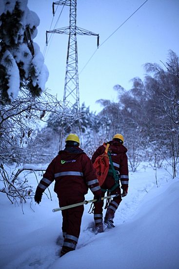 Pomorze nadal bez prądu - energetycy walczą z awariami