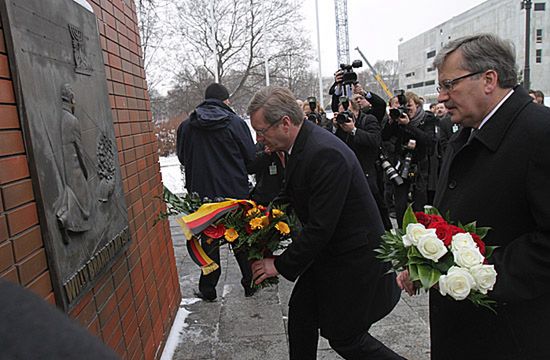 Prezydenci Polski i Niemiec pod pomnikiem Bohaterów Getta