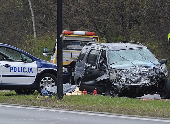 Karambol w Warszawie - 1 osoba nie żyje, 5 rannych