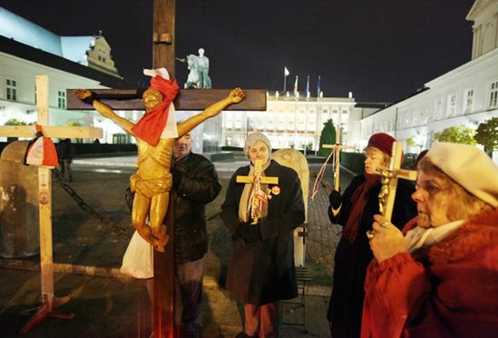 Nowy krzyż stanął przed Pałacem Prezydenckim