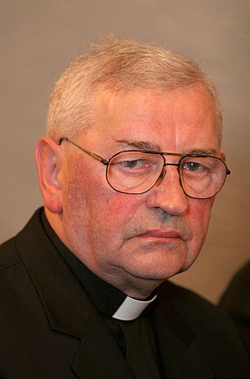 Bp Pieronek: to są krzyżowe wybryki ludzi nienormalnych