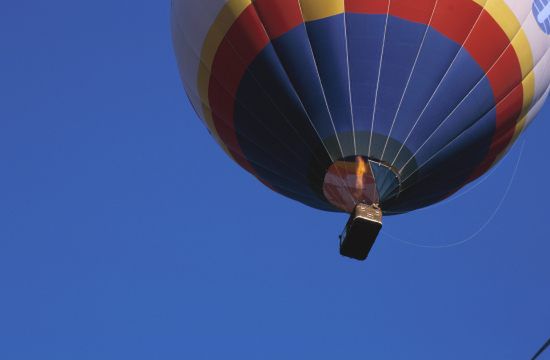 50 balonów i sterowców na niebie