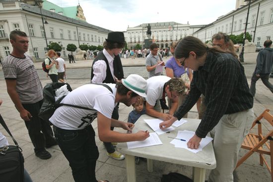 Krzyż pod Pałacem problemem dla BOR