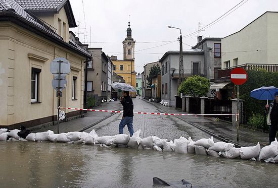 Meteorolodzy: wciąż deszcz, choć będzie trochę cieplej