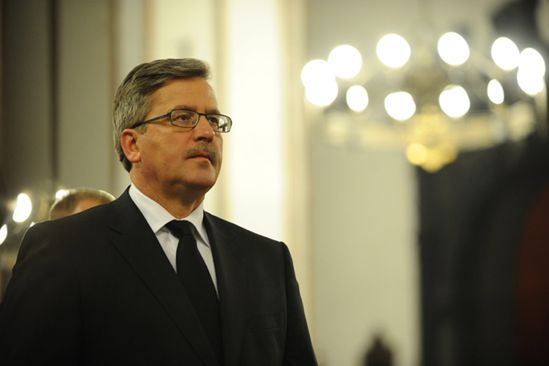 Komorowski: J. Kaczyńskiemu sprzyja nastrój żałoby