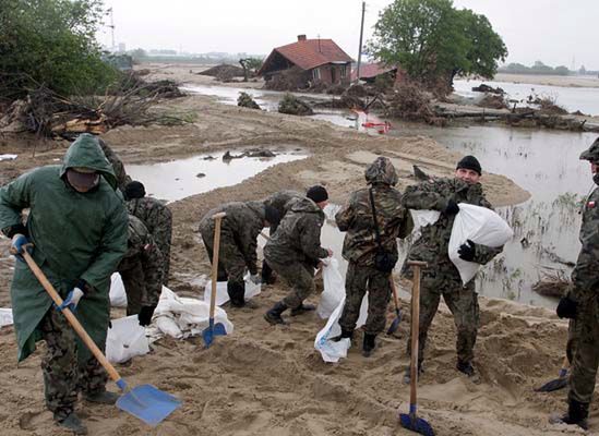 Ponad 2,5 tysiąca żołnierzy uszczelnia i umacnia wały