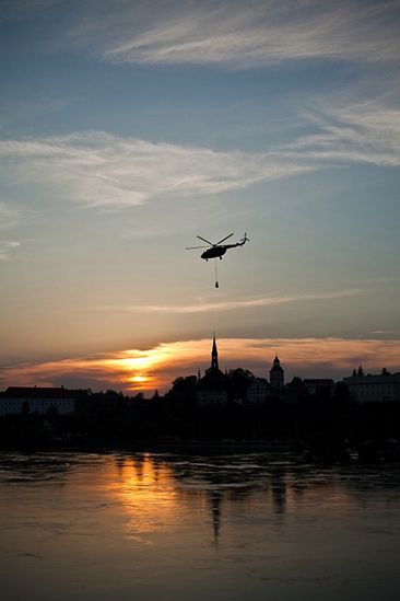 W czasie powodzi ratowali ludzi - odznaczył ich prezydent