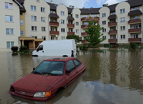 Kończą wypompowywać wodę z zalanego osiedla