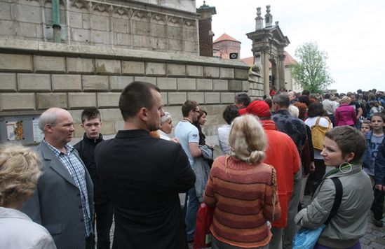 Tłumy przed prezydencką kryptą mimo padającego deszczu