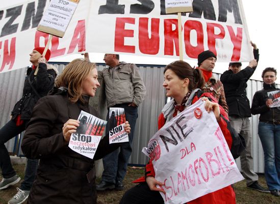 Protest przeciw budowie meczetu w Warszawie