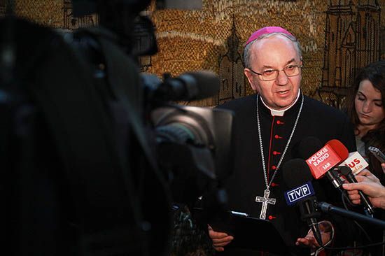 Episkopat: ustąpcie, uszanujcie decyzję o pogrzebie