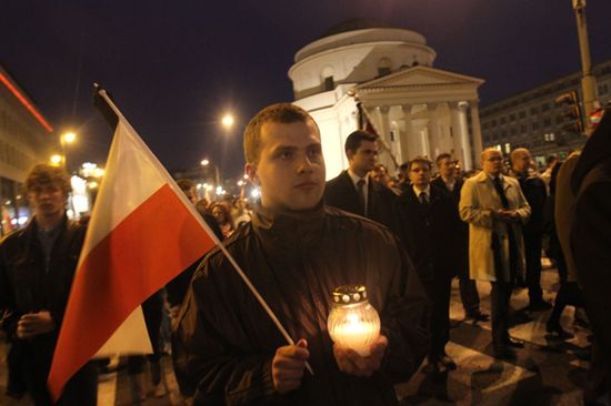 Studenci w hołdzie ofiarom katastrofy pod Smoleńskiem