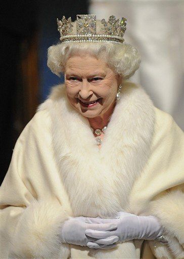 Brytyjska królowa musi zacisnąć pasa