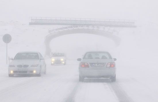 Zima nie odpuszcza - będą zawieje i zamiecie śnieżne