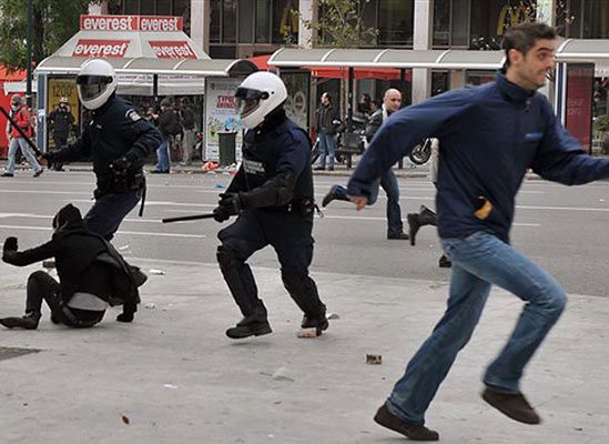 Bijatyka z policją na ulicach Aten
