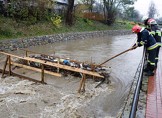 Deszcz i śnieg paraliżują południową Polskę