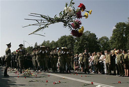 Tysiące ludzi na pożegnaniu pilotów Su-27 na Białorusi