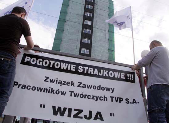 Budynek TVP oflagowany; związkowcy grożą strajkiem