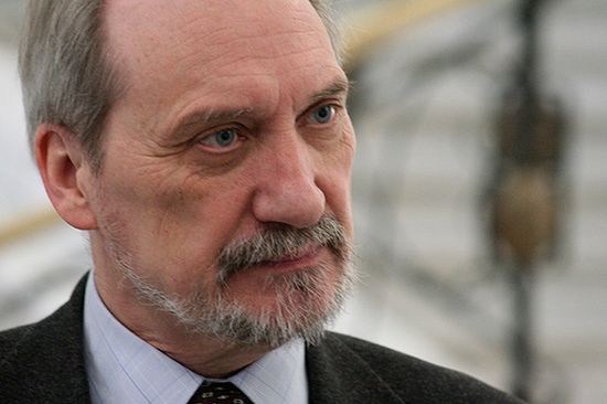 Macierewicz zorganizuje objazdową wystawę smoleńską