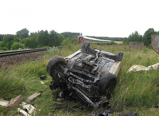 2 osoby ranne - taksówkarz nie zauważył pociągu?