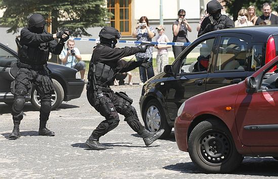 Policja nie będzie oddawała strzału ostrzegawczego