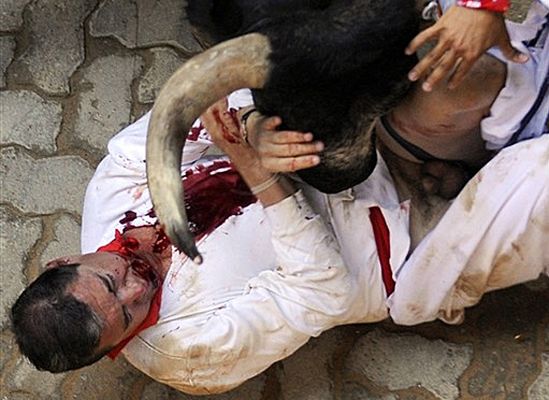 Wyjątkowo krwawa gonitwa byków w Pampelunie