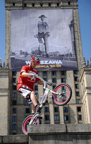 Wjechał rowerem na Pałac Kultury i pobił rekord Guinnessa