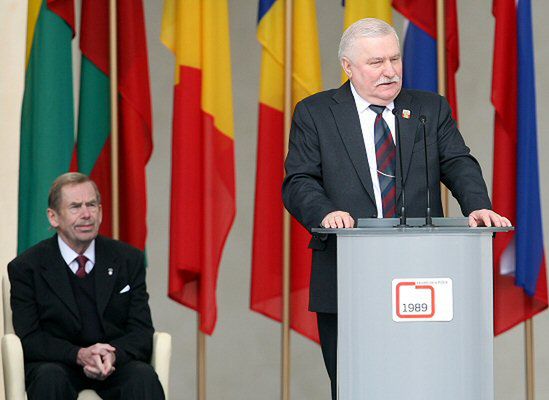 Wałęsa: cieszmy się, świętujmy zakończenie podziałów