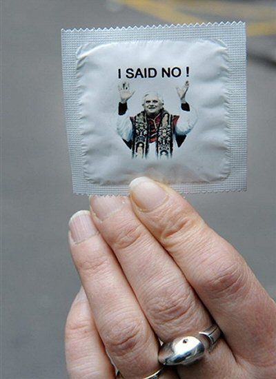 Benedykt XVI na opakowaniu prezerwatyw