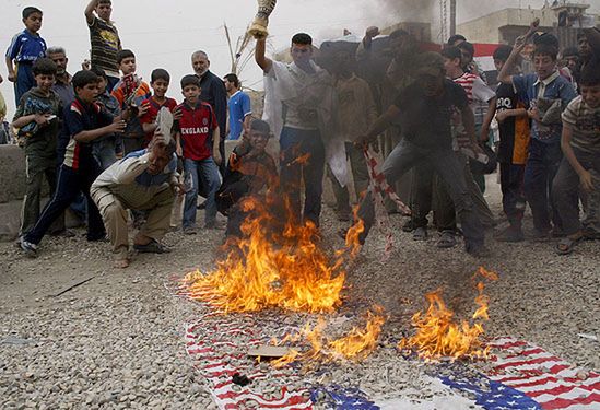 Amerykańskie flagi spalone w 6. rocznicę inwazji na Irak
