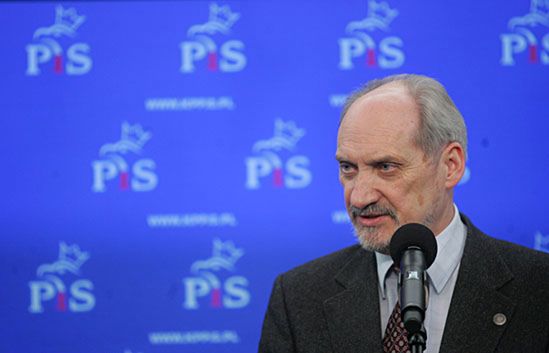 "Macierewicz nie dostał z powrotem certyfikatu"