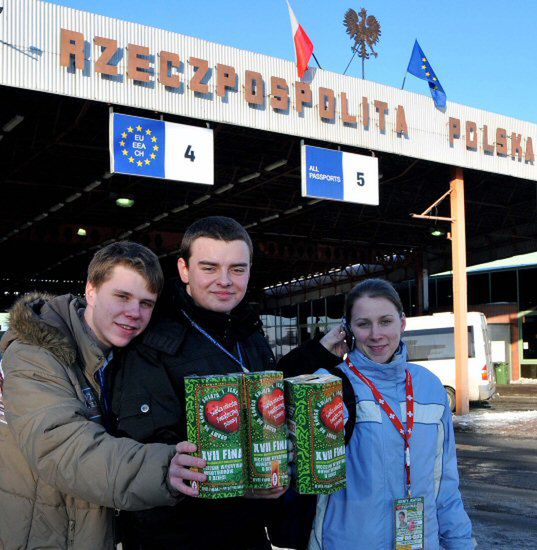 Zamaskowani chuligani napadli na kwestujące dzieci