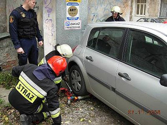 Człowiek uwięziony przez źle zaparkowany samochód