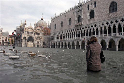 Wenecja w wodzie "po szyję", a politycy się kłócą
