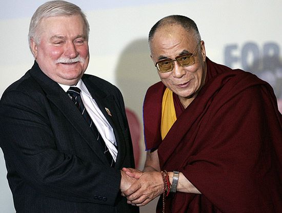 Dalajlama - autorytet czy maskotka mediów?