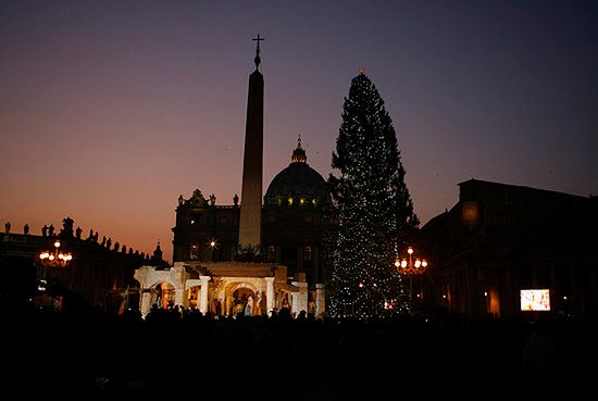 Na Placu św. Piotra stanęła szopka z figurami z XIX w.