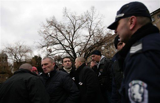 Policjanci protestują na siedząco, bo mają zakaz strajku