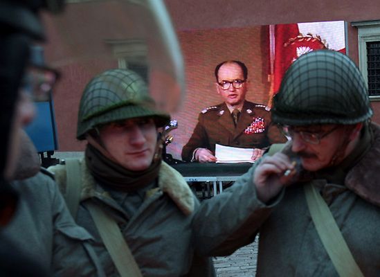 Inscenizacja wydarzeń ze stanu wojennego na pl. Zamkowym