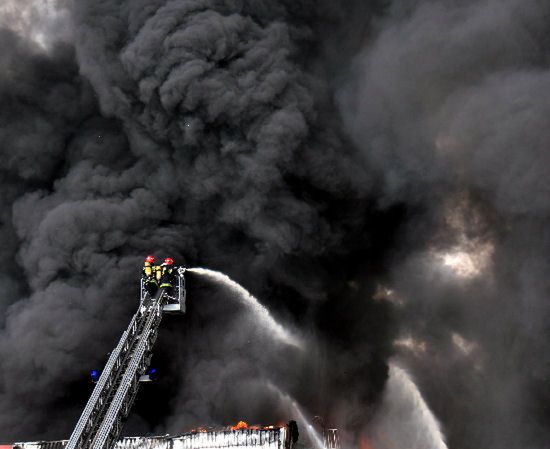 Pożar magazynów ze środkami chemicznymi w Poznaniu