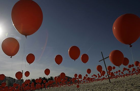 Krzyż w balonikach - przejmujący protest w Brazylii