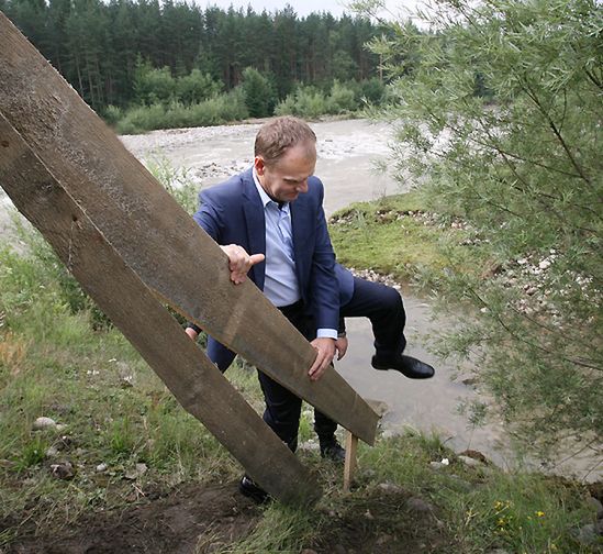 Tusk: pomoc dla powodzian musi dotrzeć jak najszybciej