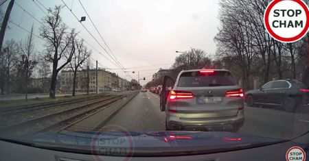 Nerwowa zmiana pasa. Kierowca BMW się przeliczył