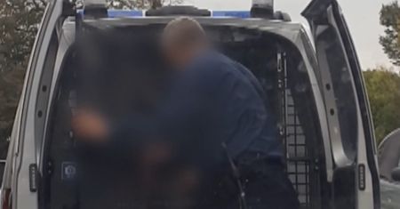 Dramat podczas interwencji. Policjant dostał butelką w głowę