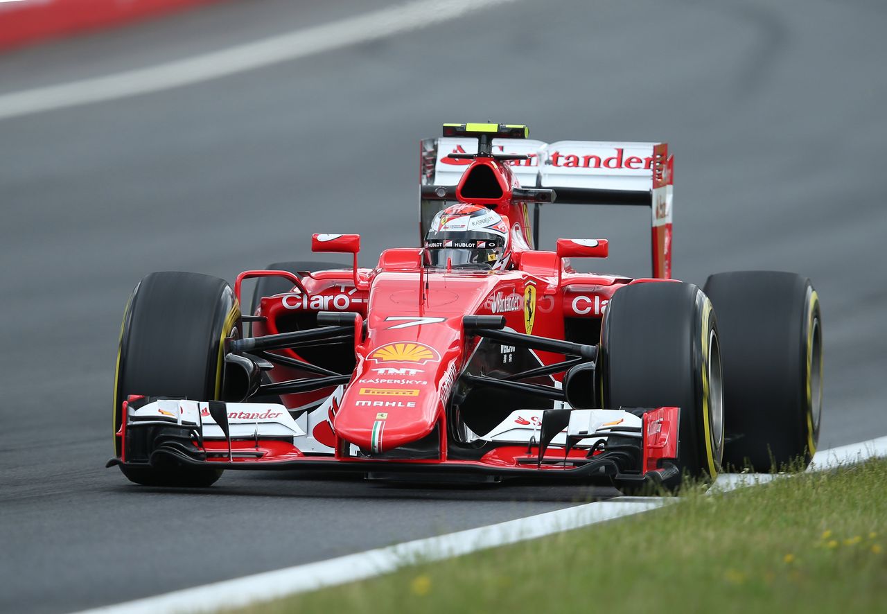 Kimi Raikkonen znów pechowo, a Sebastian Vettel znów tuż za Mercedesami