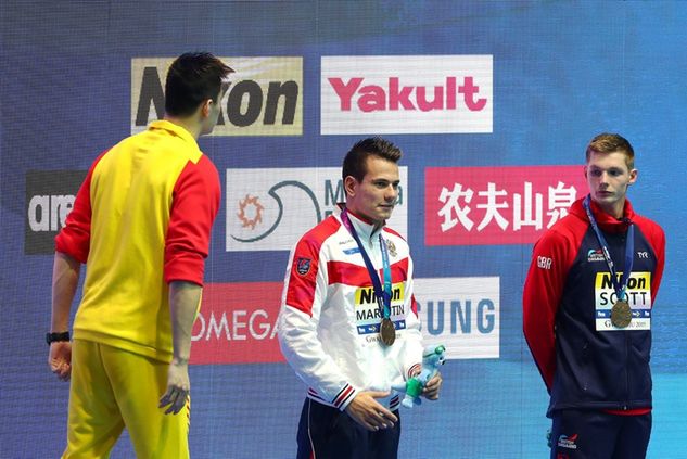 MŚ 2019: Sun Yang kontra - stojący po prawej - Duncan Scott (fot. Catherine Ivill/Getty Images)