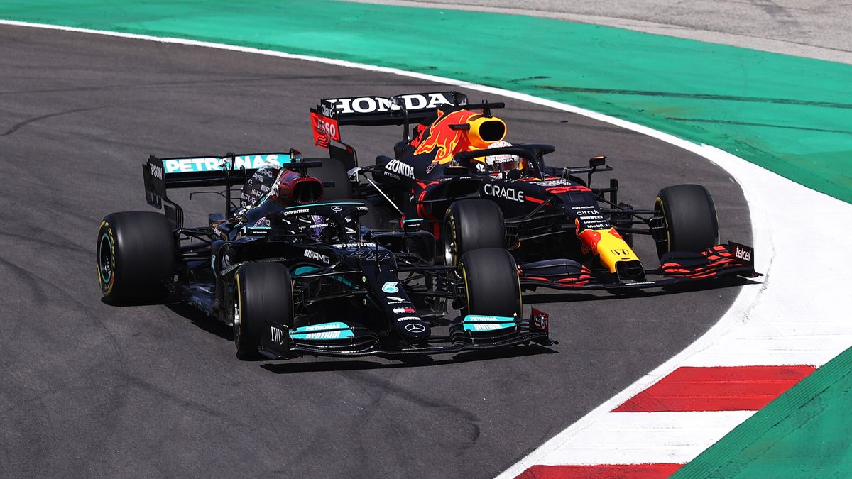 Materiały prasowe / Red Bull / Na zdjęciu: Lewis Hamilton (po lewej) i Max Verstappen